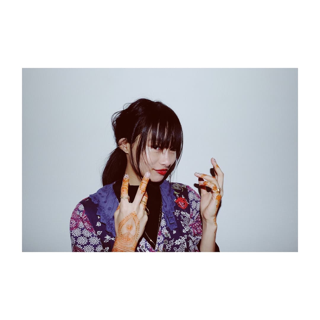 Shioli habla inglés y japonés a la perfección.
