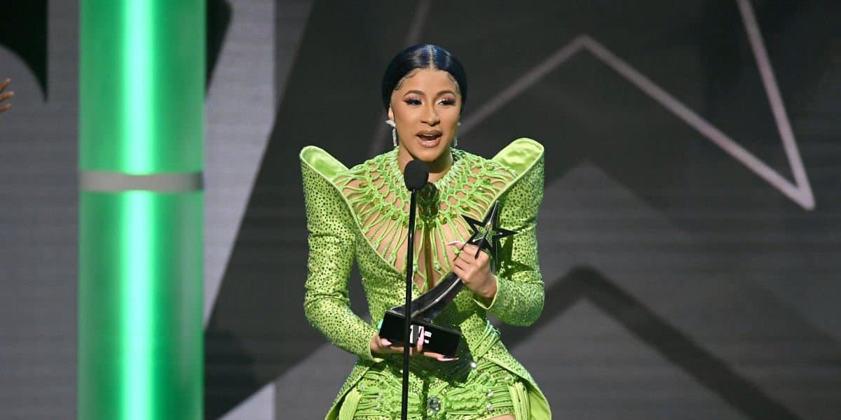 Bastó que alguien notara un parecido en el vestido de Cardi B en los premios BET con el atuendo del Androide 16 para que arrancara el tren.