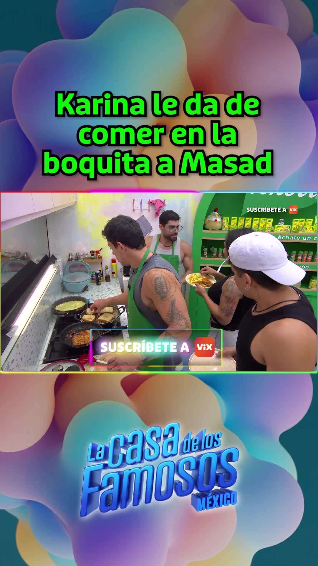 Karina le da de comer en la boquita a Masad