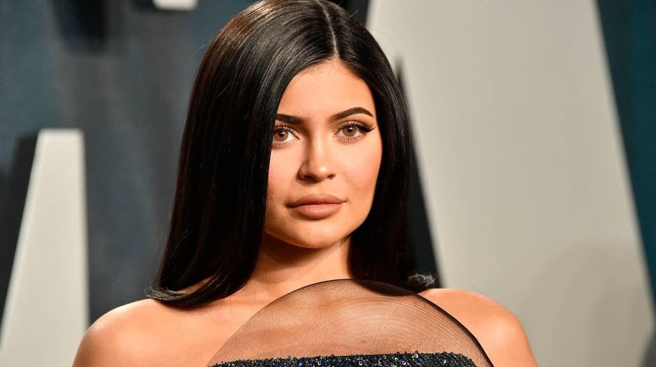 Kylie Jenner se ha manifestado creyente de los chemtrails, rastros que dejan los aviones con sustancias químicas que afectan al ser humano.