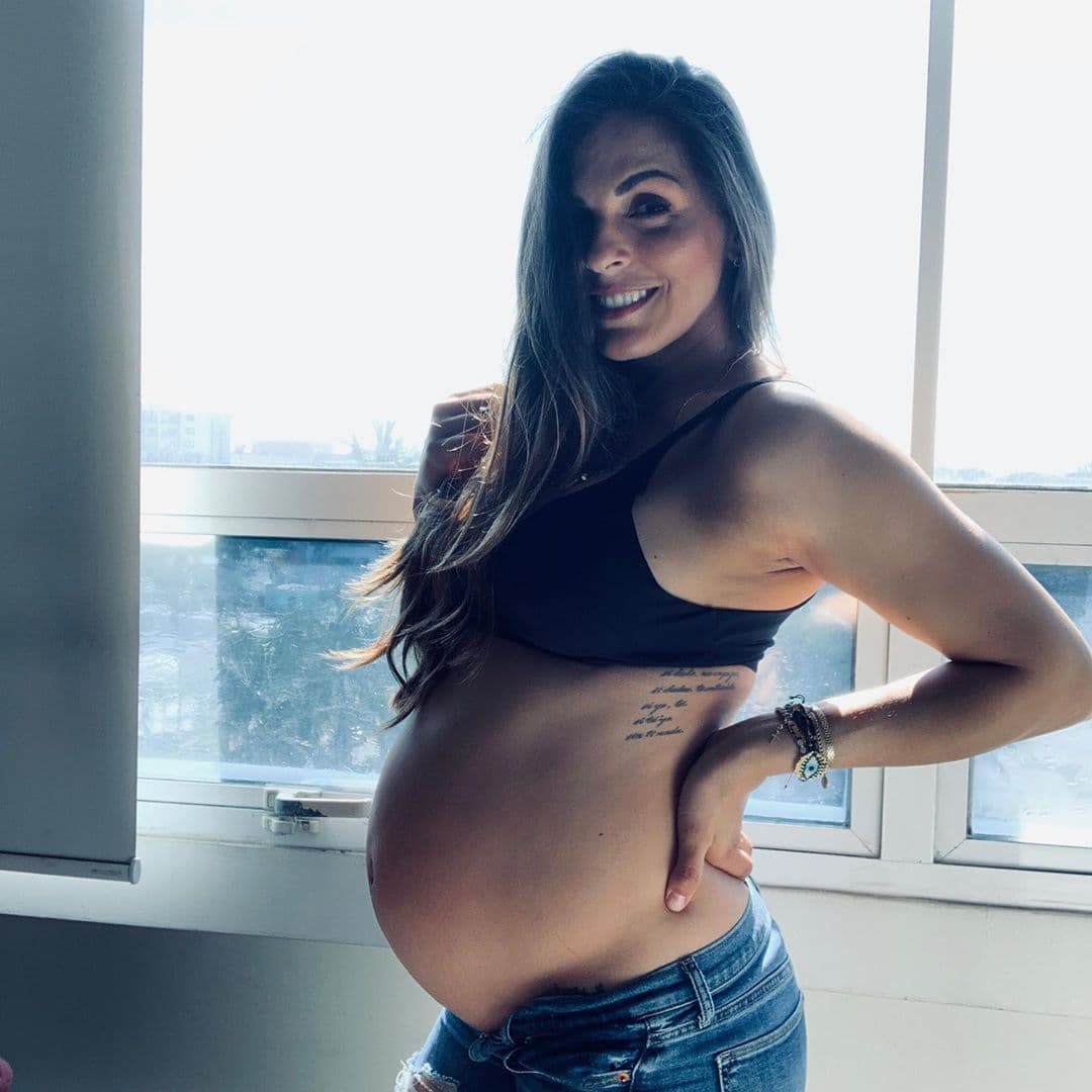 La Jarocha presume sesión de fotos en la playa, a semanas del nacimiento de Luciana
