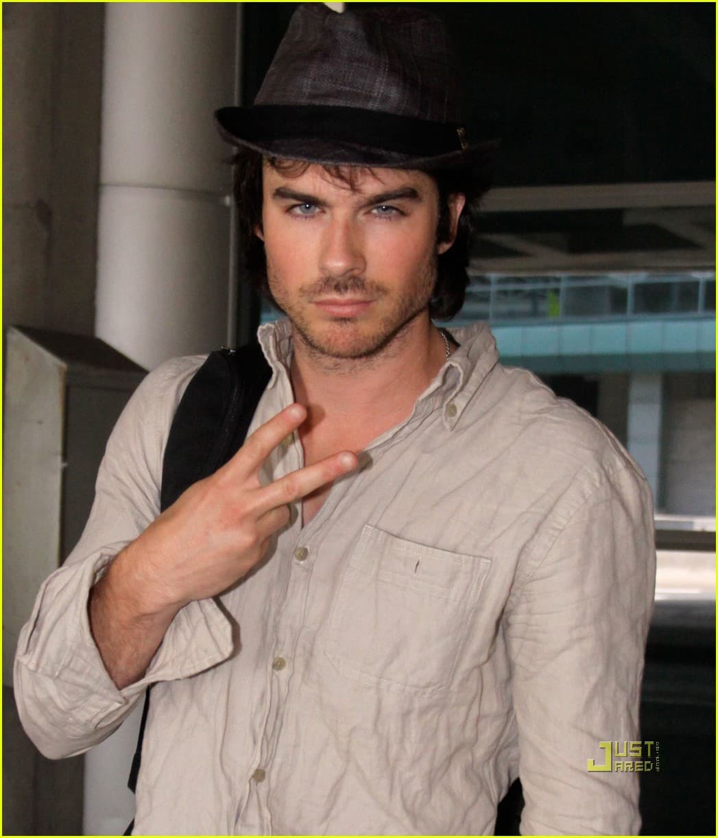 Ian Somerhalder visita tienda erótica