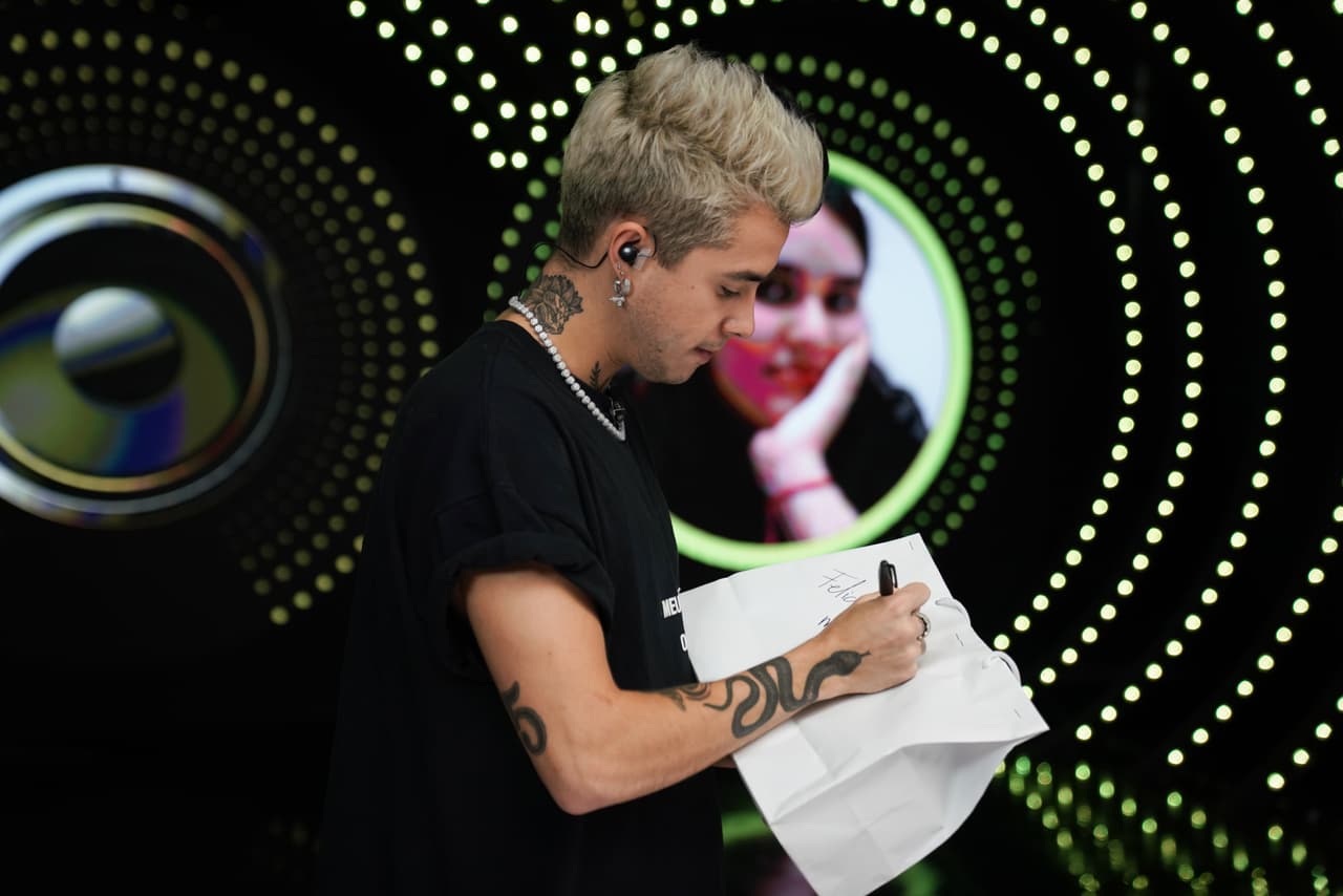 Por supuesto, Mario Bautista llegó con un regalo sorpresa: un paquete exclusivo de su mercancía oficial un paso al backstage de su próximo concierto en la CDMX.