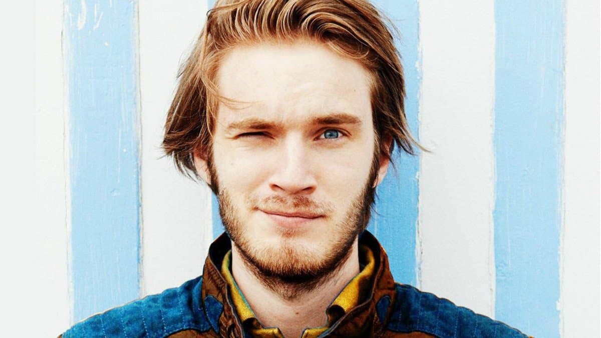 Su nombre es Felix Arvid Ulf Kjellberg. Lo conocen como PewDiePie. Es un gamer y domina YouTube. Con eso le basta para ser el segundo más guapo del planeta.