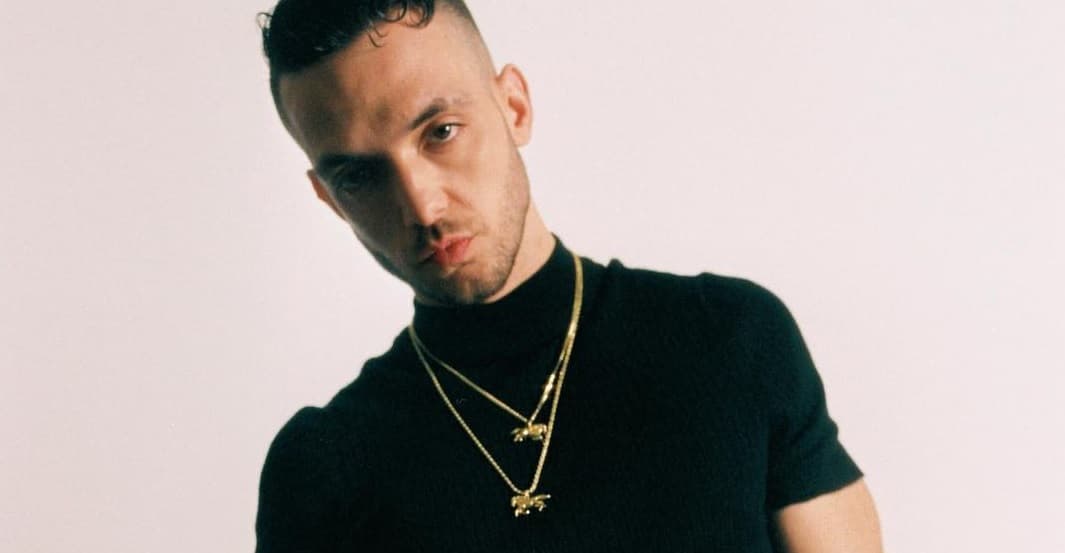 El español C. Tangana se presentó en la carpa Camp Roswell.
