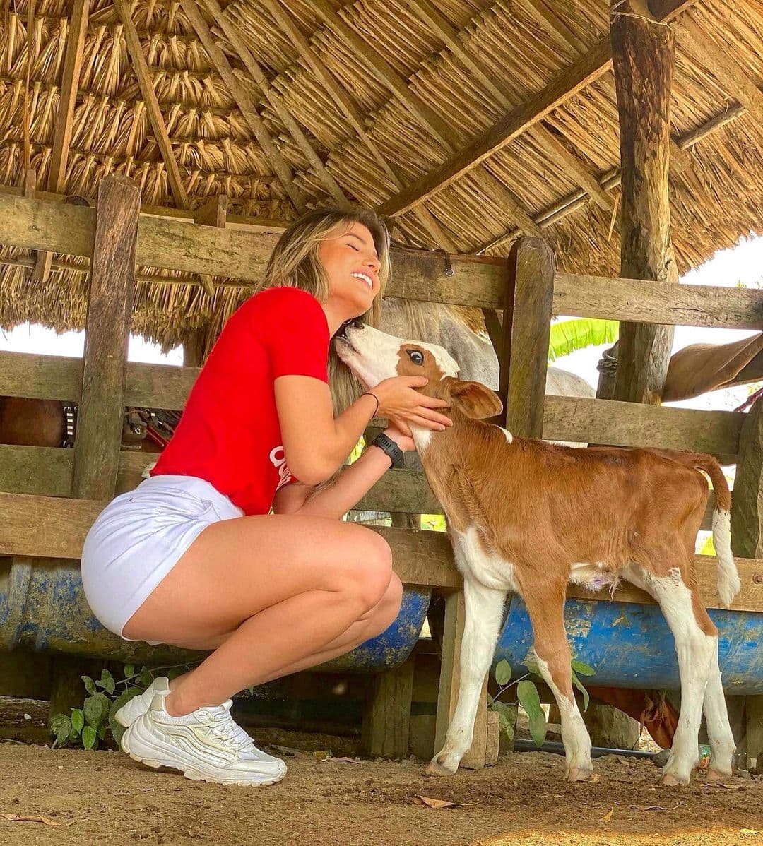 ¡Además es una gran defensora de los animales! Si hay unos seres que manifiestan la sabiduría de Dios, son ellos… ‘ojo de águila, astucia de zorro, lealtad del perro’, lo que para ellos es natural, para nosotros es una virtud #LoveAnimals”, escribió en Instagram en mayo de 2020.