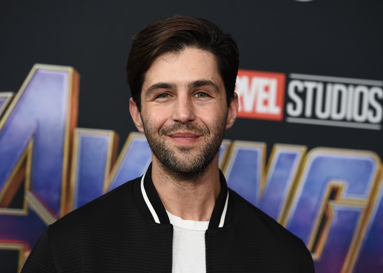 Peck ha sido Casey Jones en Las Tortugas Ninja e incluso se habló de un conflicto con Drake porque su hermano en la serie no asistió a su boda. Sin embargo, en tiempos recientes se les ha visto juntos en varias ocasiones.