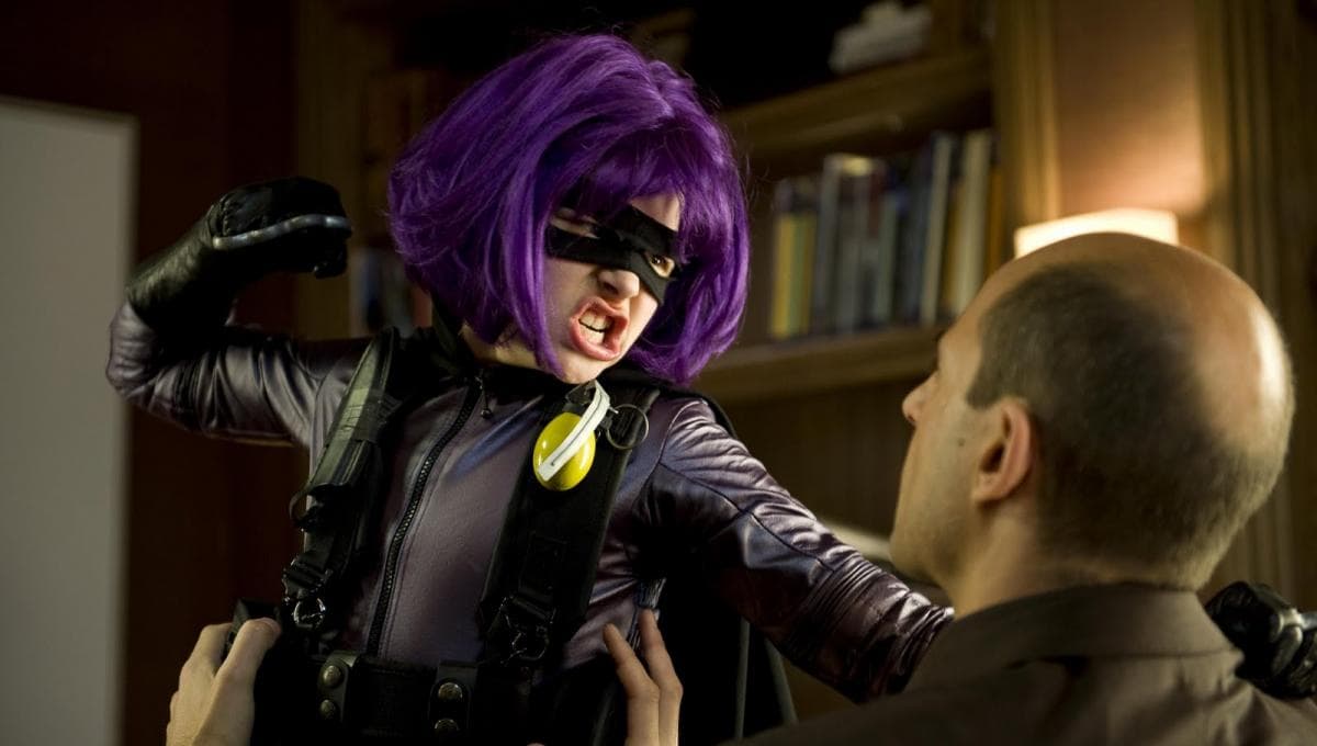 Mindy McCready es Hit-Girl, personaje interpretado por Chloë Grace Moretz. En los cómics es imparable y en la pantalla grande le hicieron justicia. Todo lo que está a su alcance es un arma en potencia.