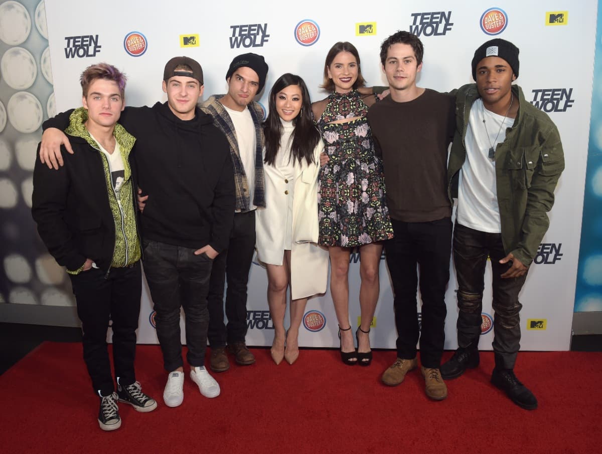 Dylan Sprayberry, Cody Christian, Tyler Posey, Arden Cho, Shelley Hennig, Dylan O'Brien y Khylin Rhambo