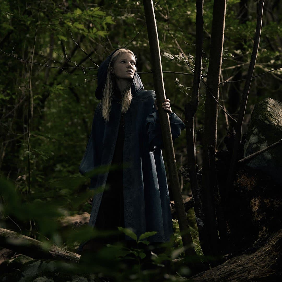 Freya Allan como Ciri.