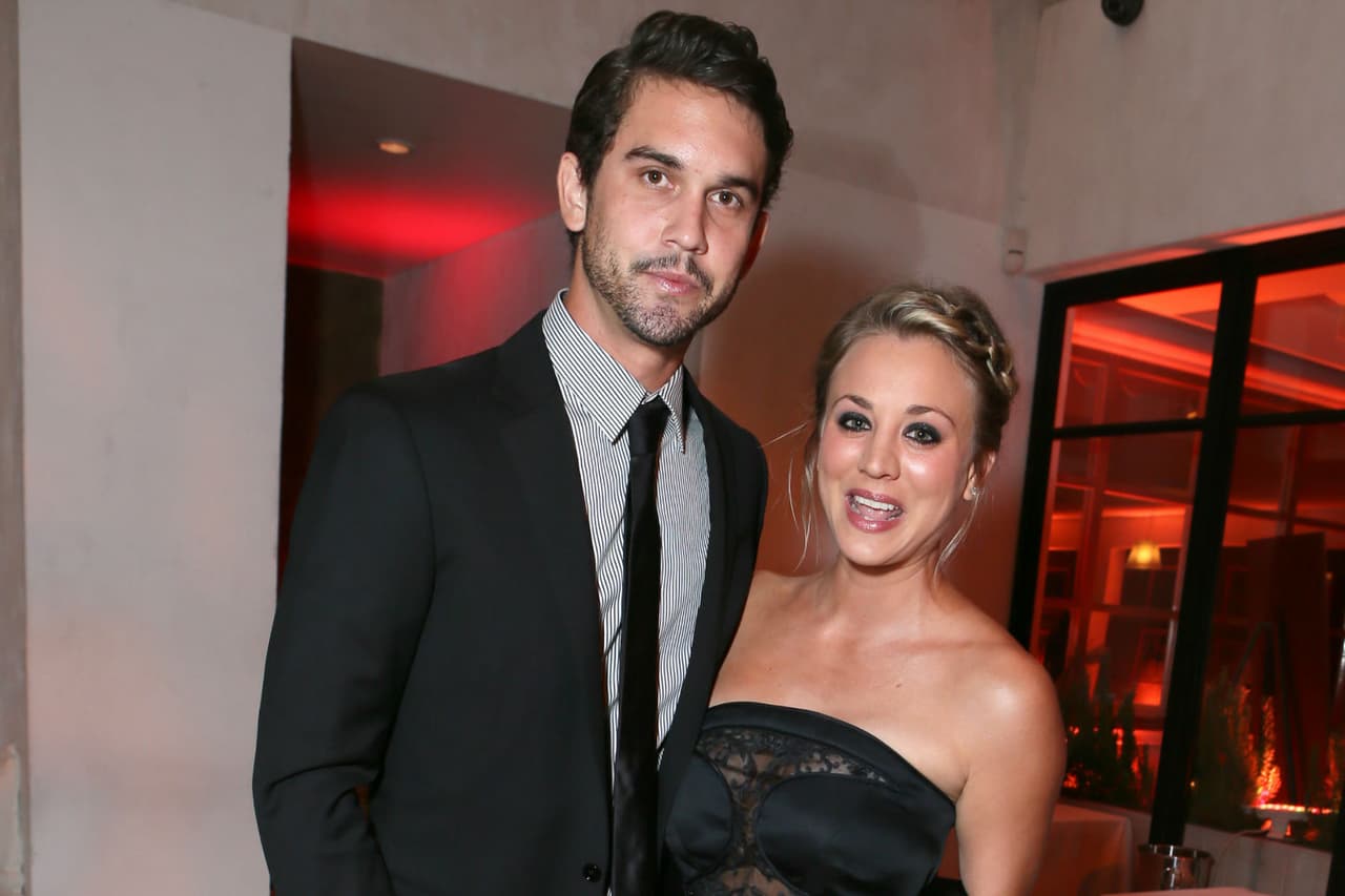 Kaley Cuoco le arma fiesta al galán