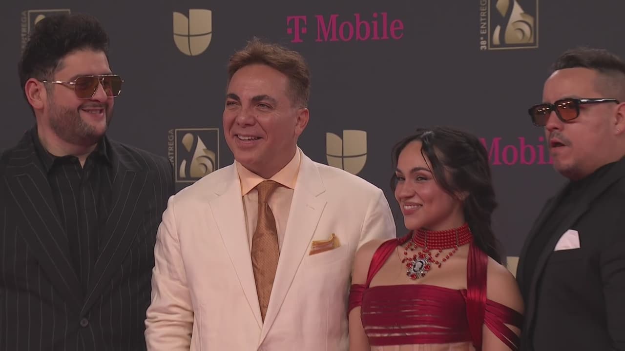 Cristian Castro impacta al desfilar junto con Matisse en la alfombra magenta de Premio Lo Nuestro 2026