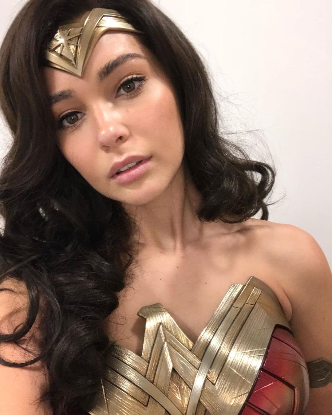 “Finalmente puedo compartir algunas de mis fotografías haciendo de doble (no de acción) en #WonderWoman1984, empezando con mi (look) favorito primero. Otra increíble película de la que fue parte”, expresó Caitlin.