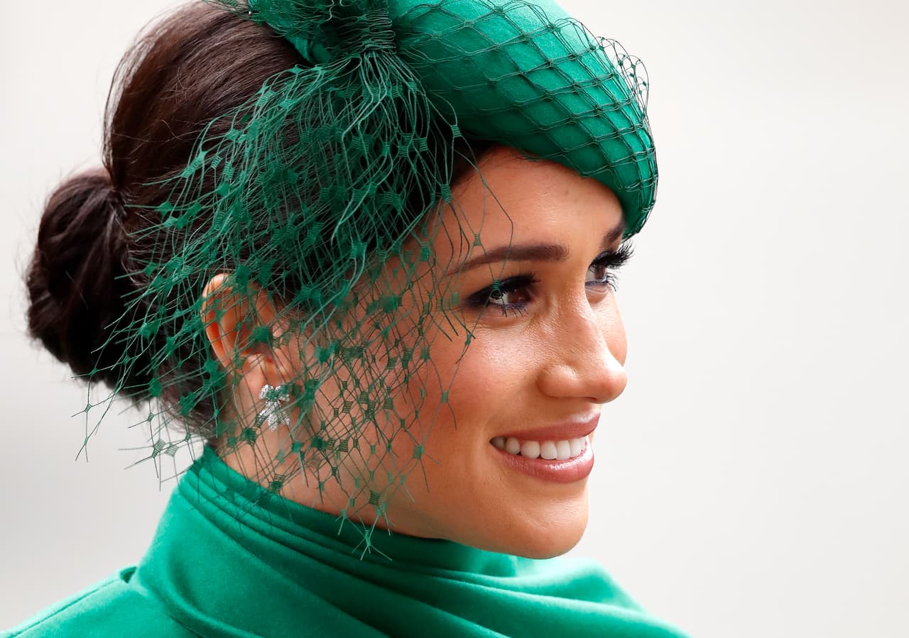 Además, como siempre, sus looks dieron de qué hablar. Meghan lució un vestido ajustado verde de la diseñadora Emilia Wickstead, una bolsa Gabriela Hearst en satén verde y un sombrero con velo en verde y zapatos color nude Aquazzura.
<br>
