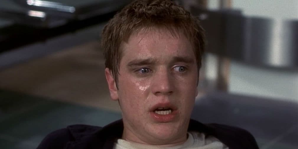 1. Devon Sawa (Alex Browning): El protagonista de Destino Final muere al caerle un ladrillo en la cabeza.