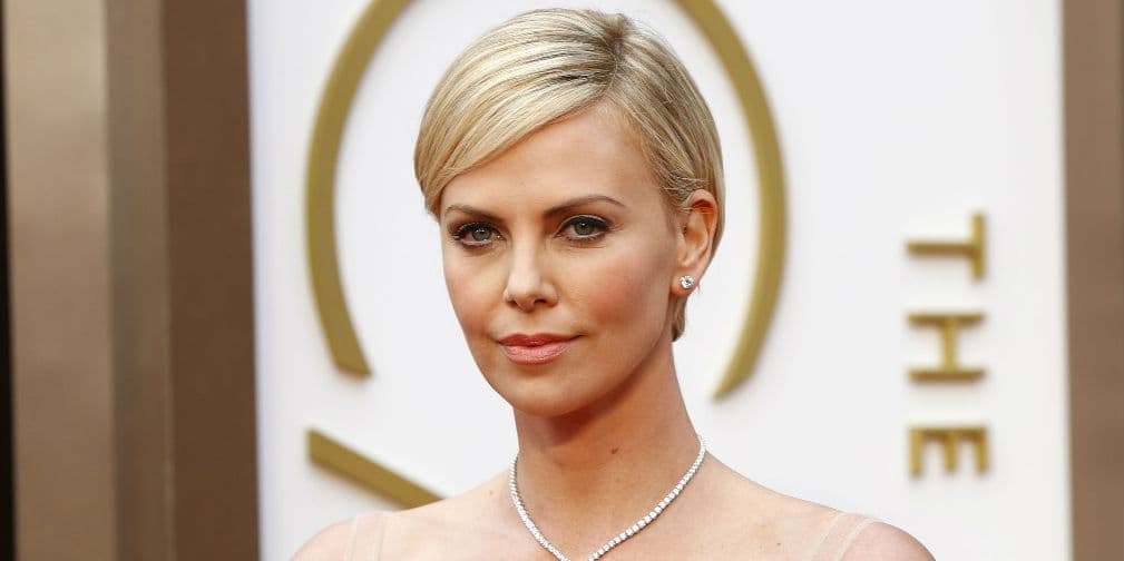 8. Charlize Theron: La estrella de Mad Max: Fury Road mide 1.77 metros de puro girl power.