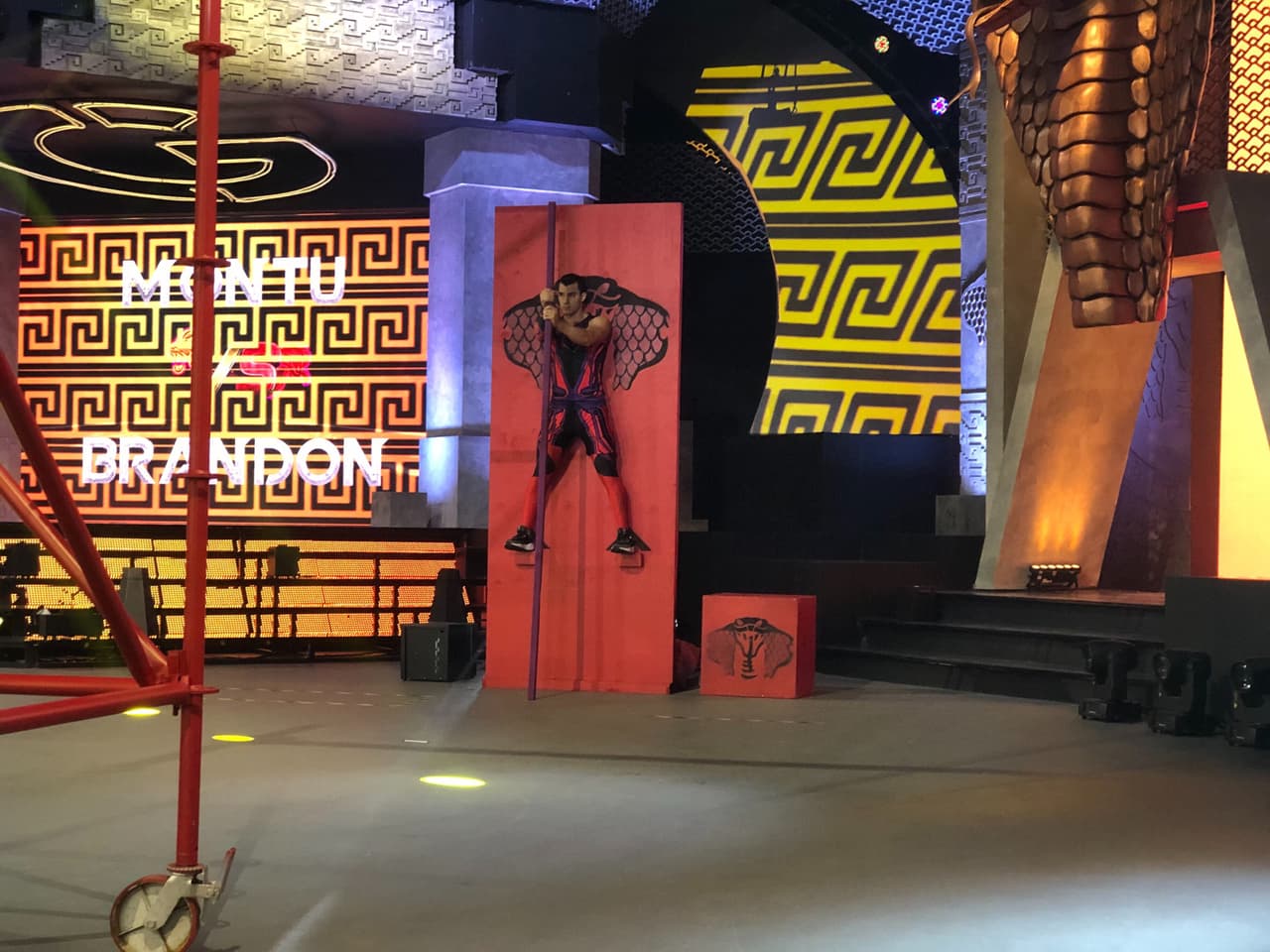 Montu y Brandon debían aguantar sobre esa plataforma y el primero en caer fue el integrante de Cobras.