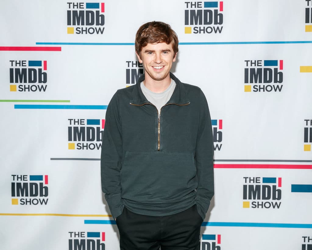 Tras ganar fama con sus actuaciones en ‘Descubriendo el país del nunca jamás’, ‘Charlie y la fábrica de chocolate’ y ‘August Rush’ cuando era niño, Freddie actualmente tiene 28 años y protagonizó las series ‘Bates Motel’ (2013-2017) y ‘The Good Doctor’ (2017-2020).