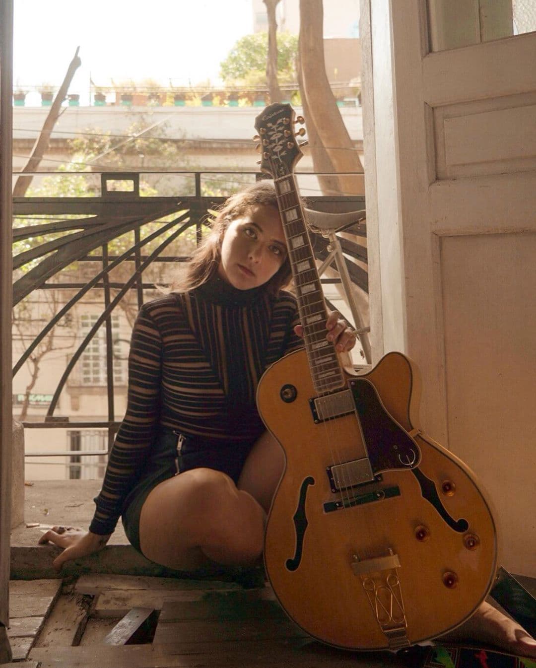 ¿Sabías que es cantautora y que domina muchos instrumentos, pero su favorito es la guitarra? Hace 3 meses lanzó su canción ‘Me gustas’ en colaboración con Mosieur Louf.