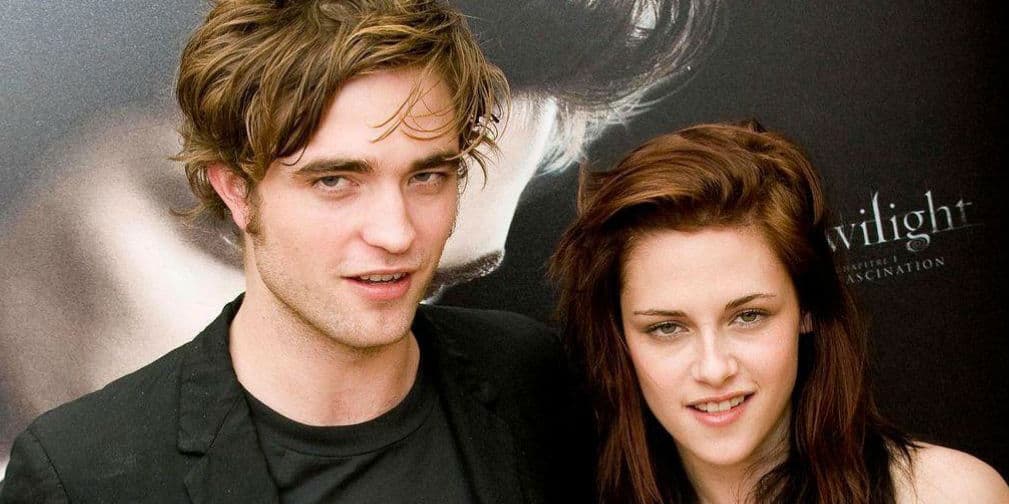 2. Robert Pattinson y Kristen Stewart: Las estrellas de Crepúsculo llevaron el romance entre vampiros a la vida real.