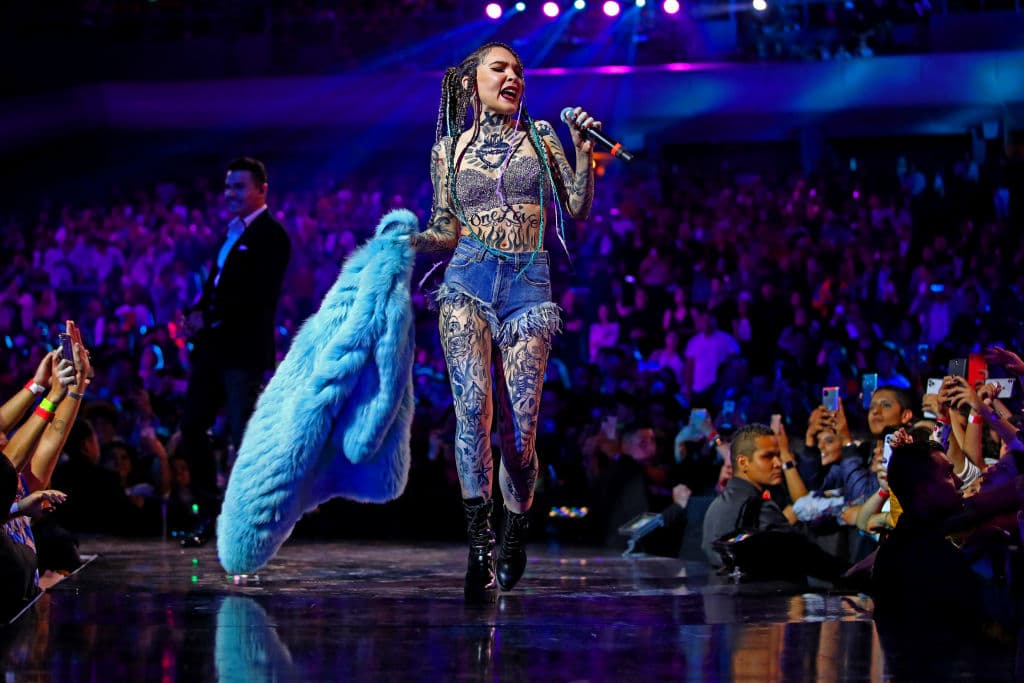 Y en contraste, tenemos uno de sus look más emblemáticos, el de "Belinda chola", aquí en os Spotify Awards, en 2020, por eso te dejamos una par de fotos más de ella así.