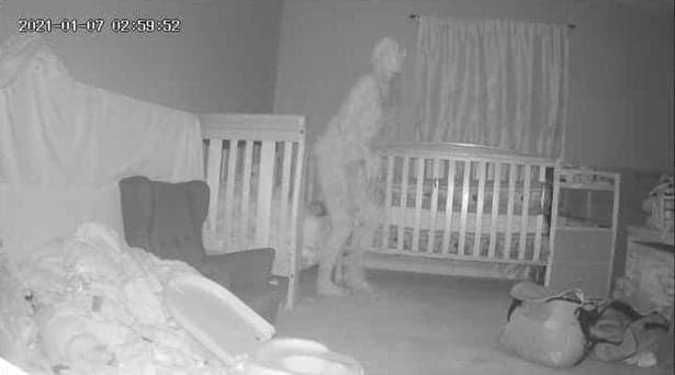 ¡Como en Actividad Paranormal! Abuelita capta demonio con garras en cuarto de su nieta