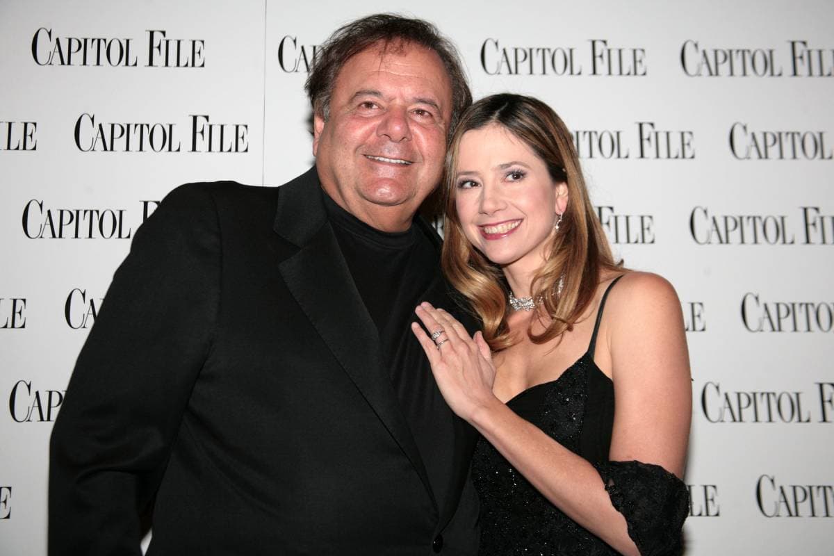 Paul Sorvino y su hija Mira Sorvino en la fiesta Capitol File holiday en noviembre de 2007.