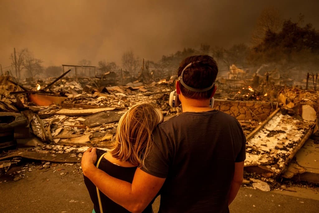 Imágenes del tercer día de incendios en Los Ángeles: Más de 180,000 evacuados, 5 muertos y daños multimillonarios