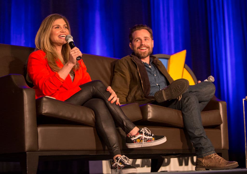2018: Danielle Fishel y Rider Strong durante el Wizard World Chicago Comic-Con en el Centro de Convenciones Donald E. Stephens en Rosemont, Illinois. En este año "cantó" en el programa Drop the mic, se enfrentó a Jonathan Lipnicki.