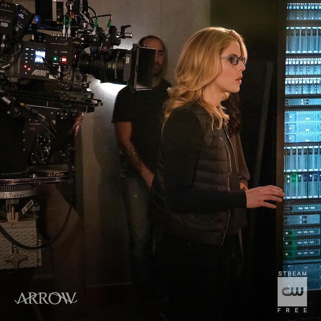 En 2012, Rickards obtuvo el papel de Felicity Smoak en ‘Arrow’, lo cual le ha permitido aparecer en las otras series de superhéroes de The CW, como ‘The Flash’, ‘Supergirl’ y ‘Legends of tomorrow’. Su personaje encantó a la audiencia que fue promovido a principal para la segunda temporada.