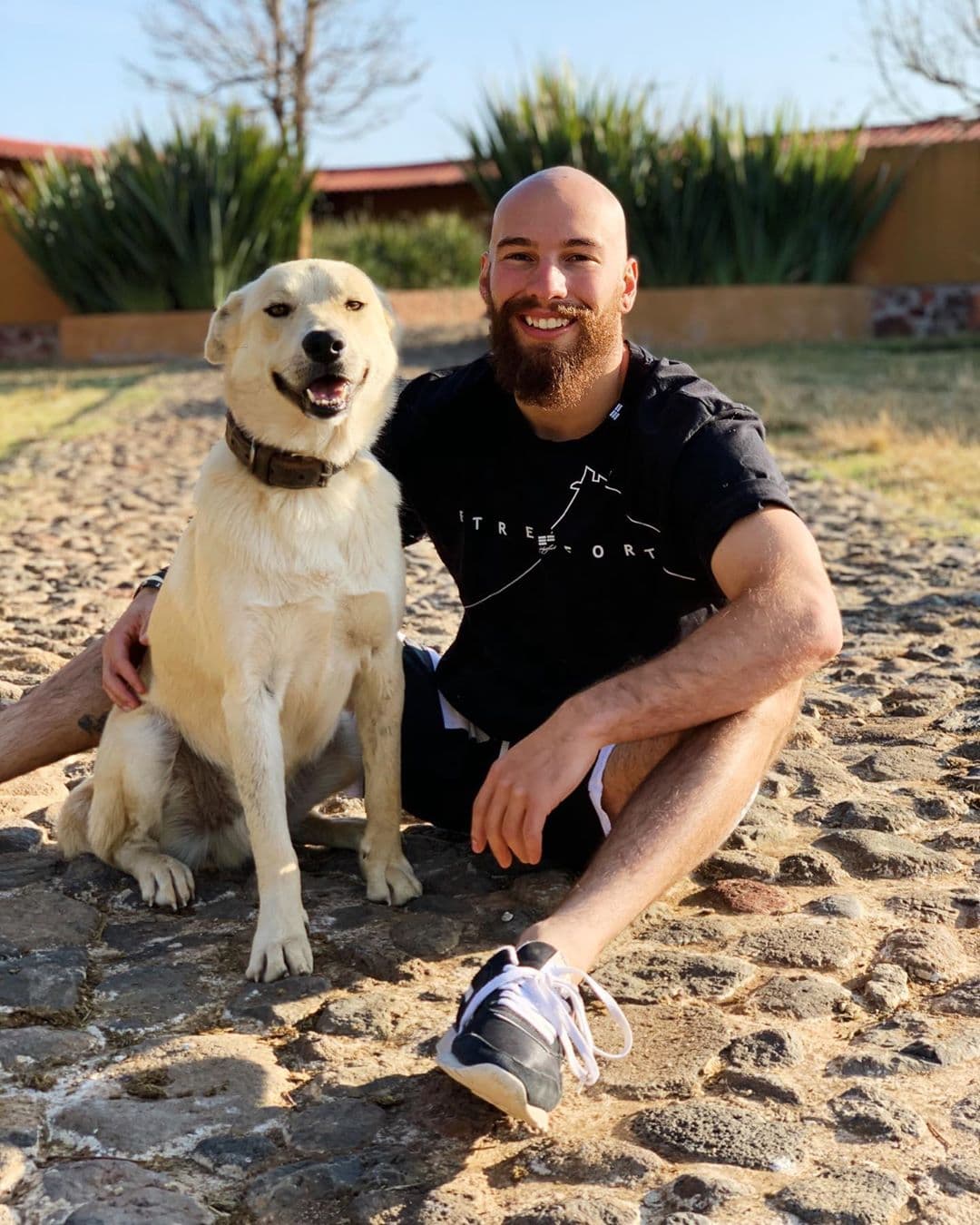 Yann también ha mostrado el gran cariño que siente por los animales al adoptar un perrito que encontró en la calle, a quien llamó Björn y le abrió su propia cuenta de Instagram en diciembre de 2018. “Agradecido con la vida de encontrarte y de aún tener conmigo @bjorn_aitmov. A veces se me complica y no puede verte tan seguido, pero siempre somos el mejor equipo”, escribió en su red social en marzo pasado.