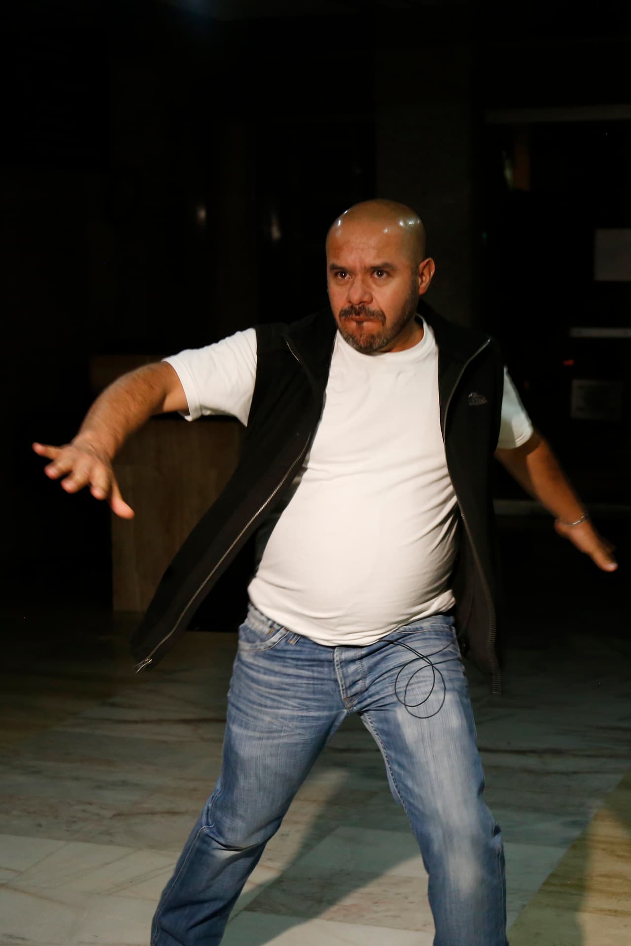Ensayó unos pasos de baile.