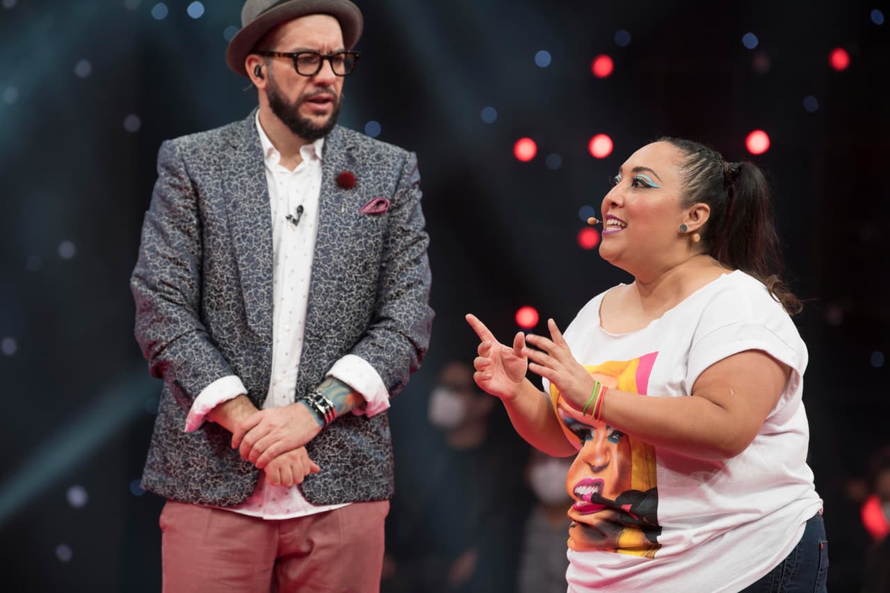 En el 'Teléfono Descompuesto' que fue el primer juego, apostó con Faisy que la Familia Disfuncional adivinaría la película, que fue 'Miss Simpatía', y no le atinaron, así que le tocó castigo.