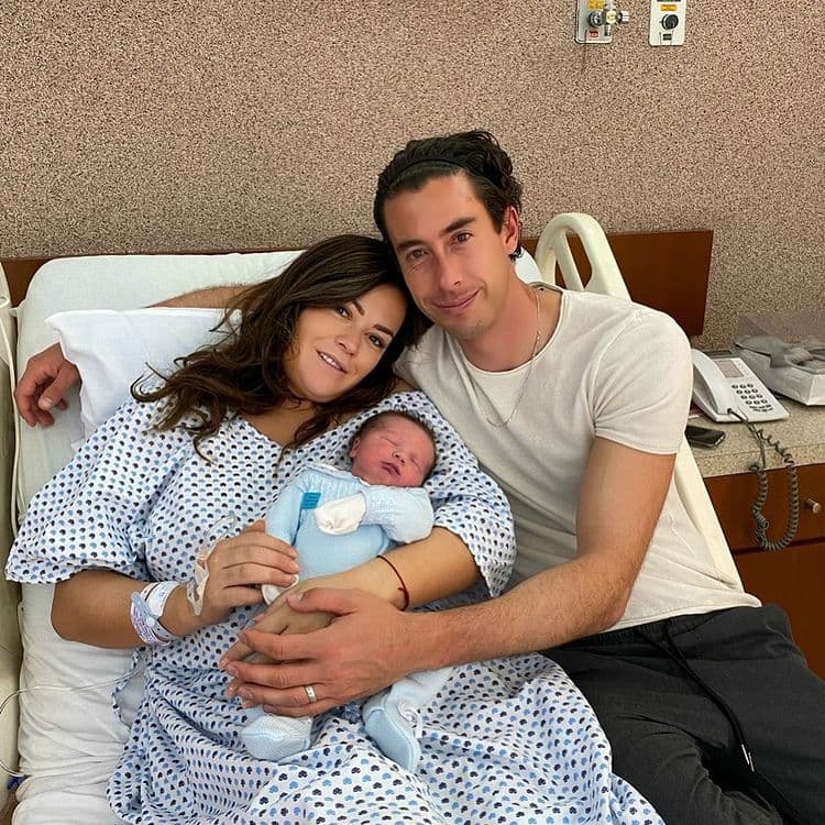 El 17 de octubre, a través de sus historias de Instagram habló de cómo se encontraba tras su cesárea."Ya hoy nos dieron de alta del hospital. Oigan nadie me avisó que una cesárea era tan pesada, ¿por qué nadie me dijo?", expresó.