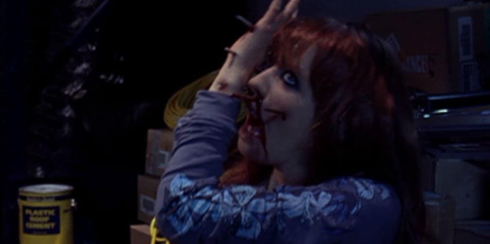 6.- Erin: (Destino Final 3, 2006): Pistola de clavos en la parte de atrás de la cabeza, muerte gótica.