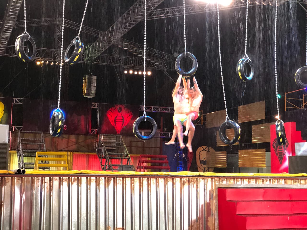Christian no quiso competir en las ‘Llantas Colgantes’ y tomó su lugar Potro, pero le ganó Nano. Mónica tuvo su primera victoria contra Dariana. “El Tarzán” cayó y le dejó libre a “Sexy Silver”. Lo desafortunado es que Cobras tuvo que nominar a Yann.
<br>