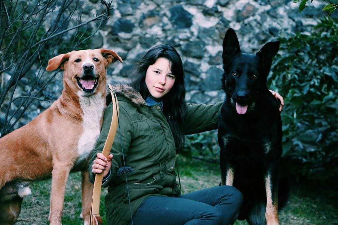 Al igual que otros de sus compañeros en la competencia, a Ella también le encantan los perros y tiene dos en su hogar con los que incluso entrena. “Por favor no compren perros, adopten, son los más agradecidos, siempre he adoptado y son/soy la más feliz”, escribió en Instagram el pasado 11 de abril.