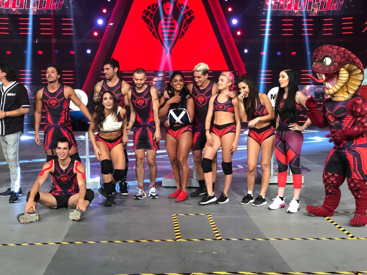 Cobras vuelve a ser el equipo de la semana, se llevaron una recompensa de $200mil persos para ellos y además ayudarán a una comunidad afectada por el Covid. La noche cerró con un anuncio, la siguiente semana sale un miembro de cada equipo y entran dos nuevos guerreros, así que no dejes de ver el programa el próximo lunes en punto de las 8:30 PM.