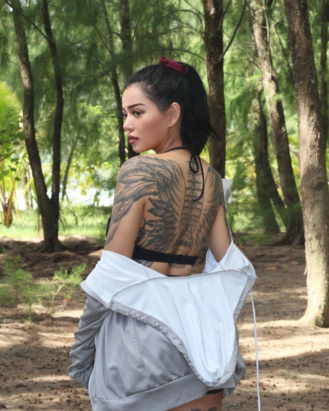 Es de origen filipino, tiene 19 años y presume sus tatuajes.