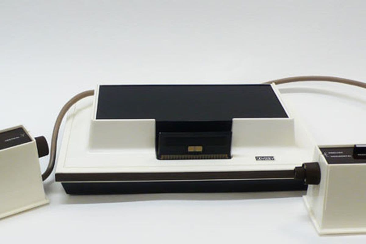 Esta es la Magnavox Odyssey. No fue creada por Nintendo, pero la empresa la distribuyó en Japón. Fue uno de sus primeros contactos con los videojuegos como tal.