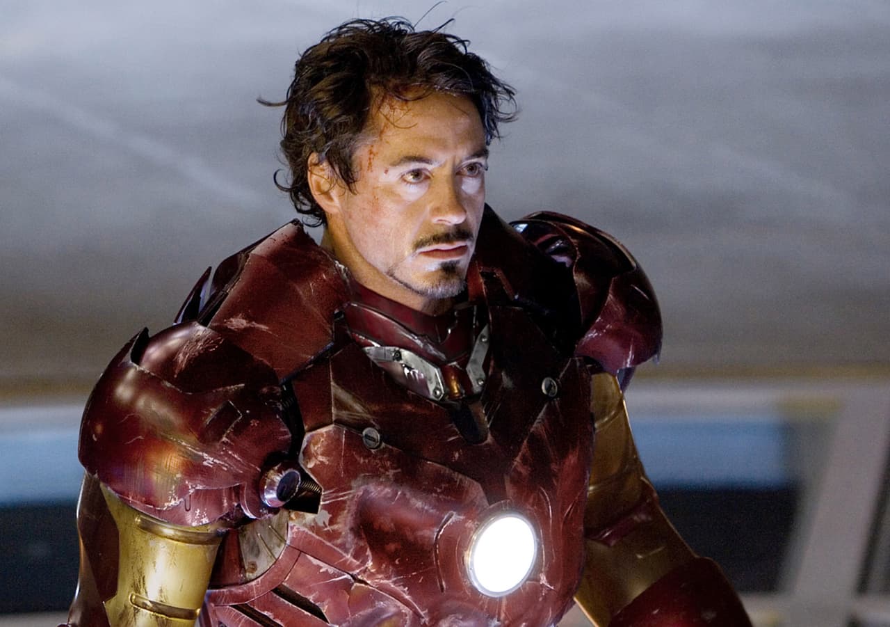 Robert Downey Jr., Tony Stark en las películas de Marvel, pasó muchos años con problemas de alcohol y drogas. Su redención ante estas adicciones fue muy similar a la que vivió su personaje en los cómics y lo hizo identificarse más con el hombre detrás de Iron Man.