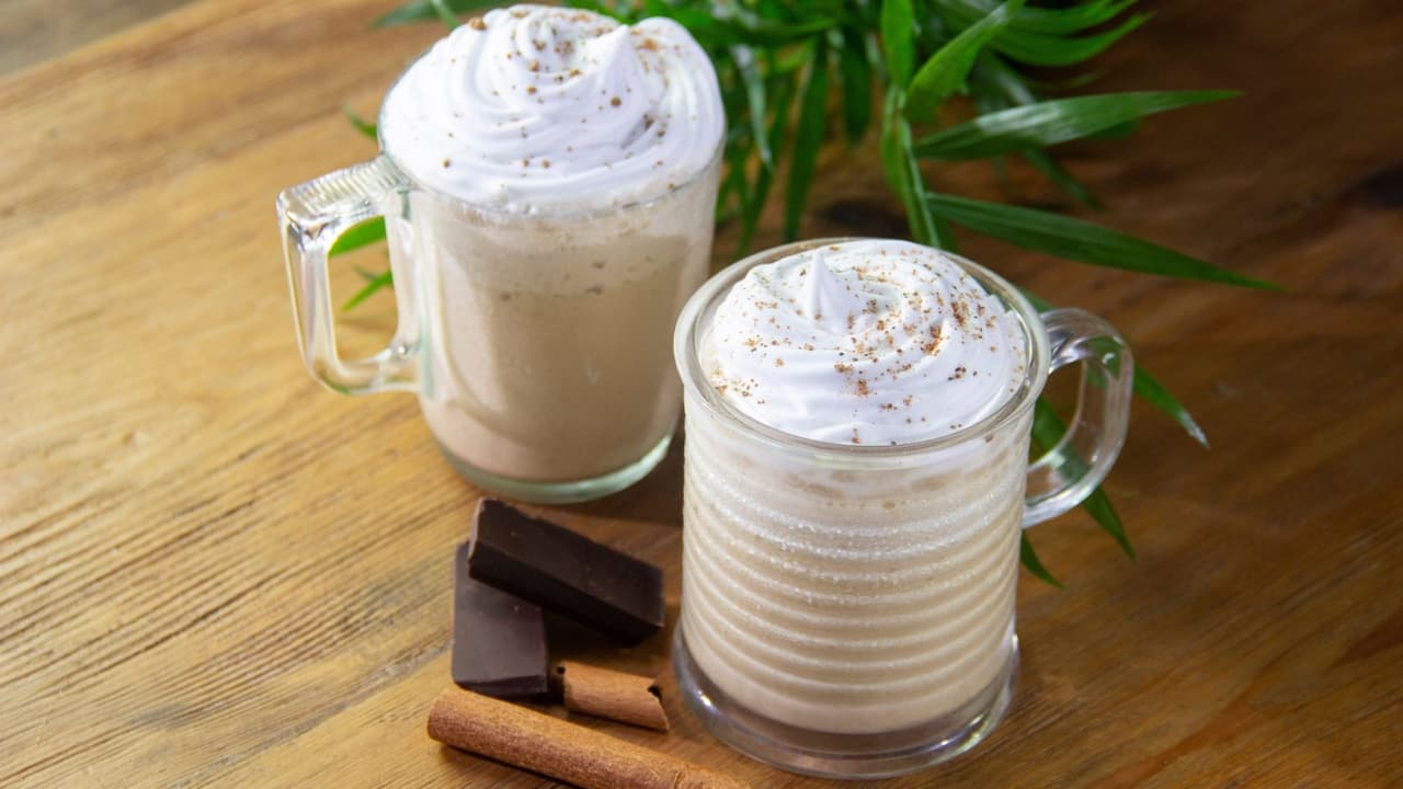 Frappé de rompope y café. un clásico en versión helada