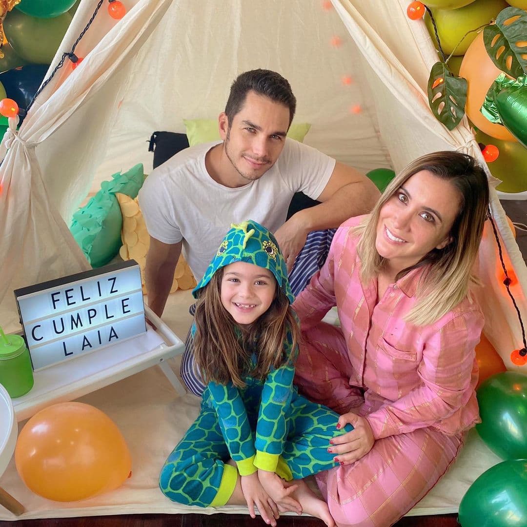 ¿Y su vida amorosa? Zel está en una relación con Adrián Rubio, con quien formó una familia con la llegada de Laia, quien cumplió 8 años en octubre de 2020.