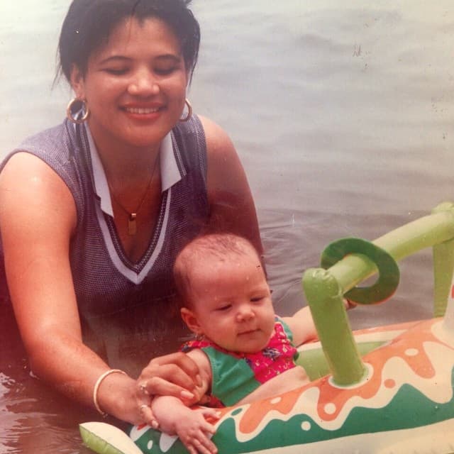 La primera foto que subió en Instagram fue una de su infancia junto a su madre. “Mi madre es la promesa de Dios de que tendrá una amiga incondicional para siempre, eres la mejor mamá del mundo. Te amo”, expresó en mayo de 2015.