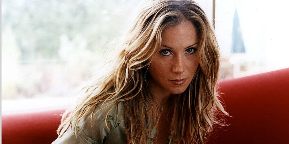 13. Christina Applegate: Tiene un Xbox, Playstation y Wii, pero su gran karma ha sido Guitar Hero.