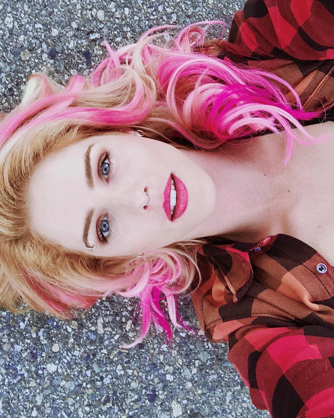 Emily tiene 2.6 millones de seguidores en Instagram, en la que comparte imágenes de sus proyectos y de su vida cotidiana, ¿ya la sigues?