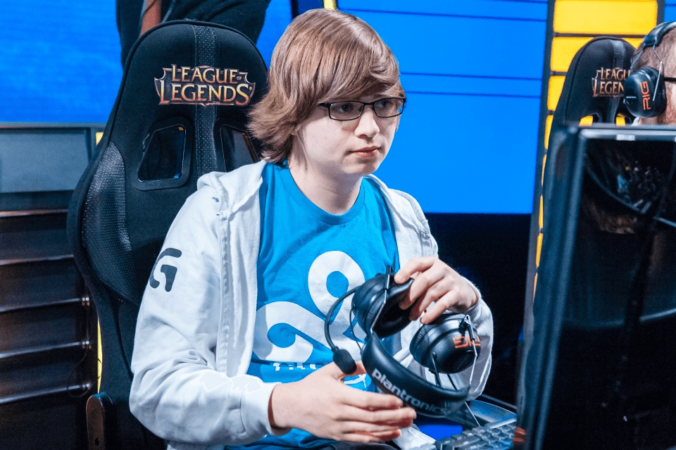 Zach "Sneaky" Scuderi, jugador profesional de League of Legends para el equipo Cloud 9, es quien está detrás del cosplay. Por supuesto, la transformación es increíble.