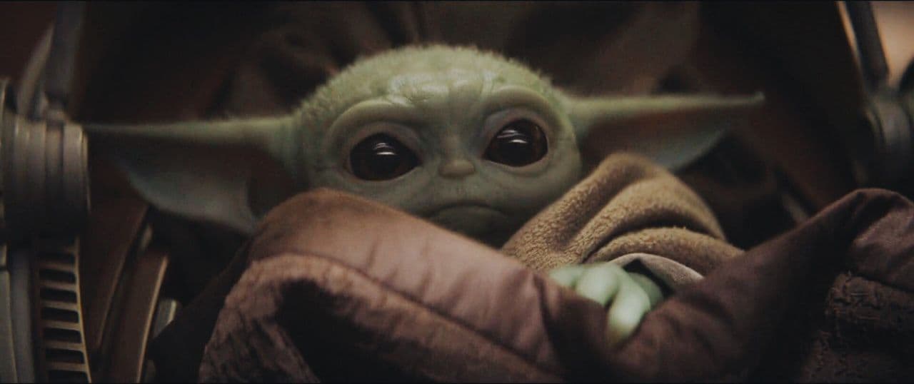 The Mandalorian, una serie basada en Star Wars, se estrenó ya en Disney+. Aunque no podremos ver legalmente esta serie en México hasta el año que viene, una escena ya nos robó el corazón.
