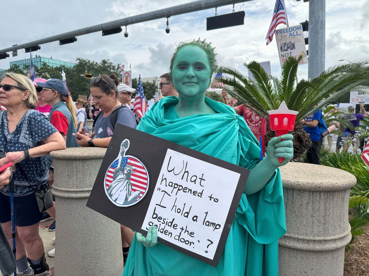 Protestas 'No Kings' en Florida: Miles se manifiestan contra la administración de Trump