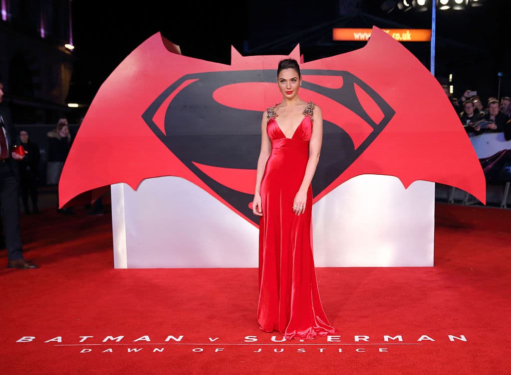 Gadot es la primera actriz en encarnar a la superheroina de DC en el cine, antes sólo había tenido versiones televisivas.